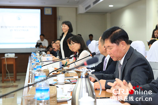 南促会代表向缅方介绍与会的中国企业家代表(摄影:李福胜)