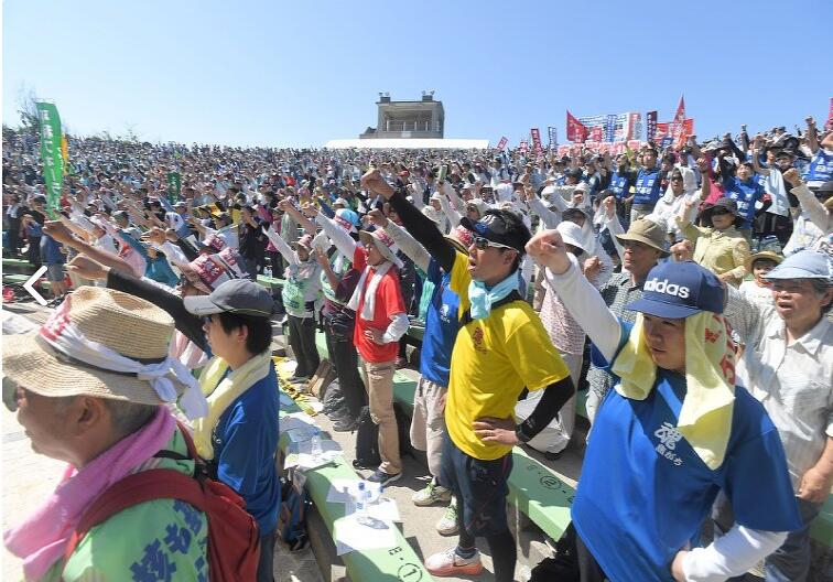 冲绳举行“回归日本”纪念大会 民众抗议驻日美军扩大基地