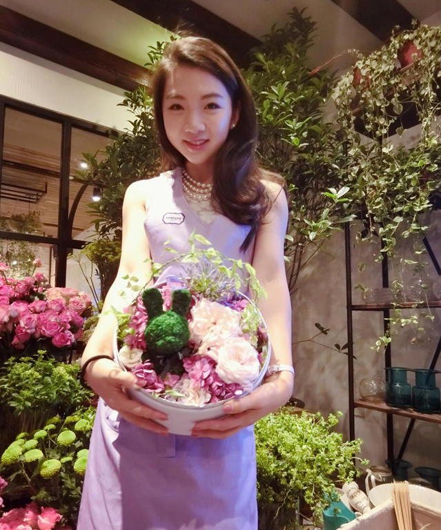 孙祥爱妻变魔鬼辣妈穿性感泳衣大秀美臀