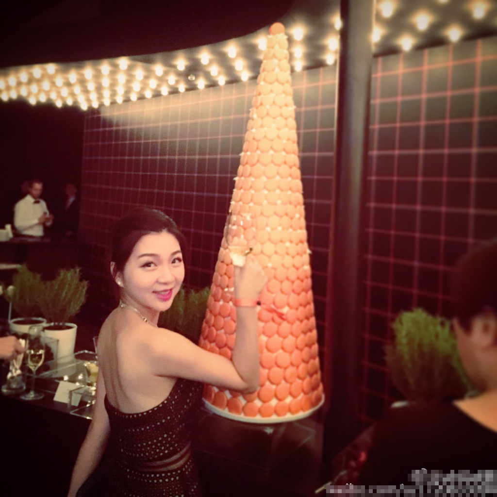 孙祥爱妻变魔鬼辣妈穿性感泳衣大秀美臀