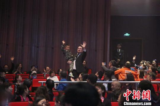 经典踢踏舞剧《命运之舞》青海上演 展爱尔兰国粹魅力 经典踢踏舞剧《命运之舞》青海上演 展爱尔兰国粹魅力