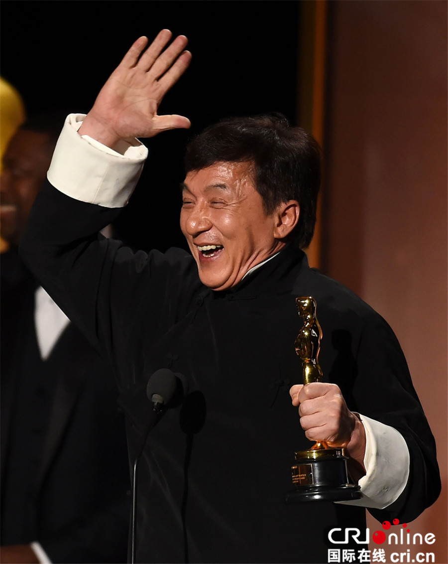 成龙美国领奥斯卡终身成就奖与史泰龙握手