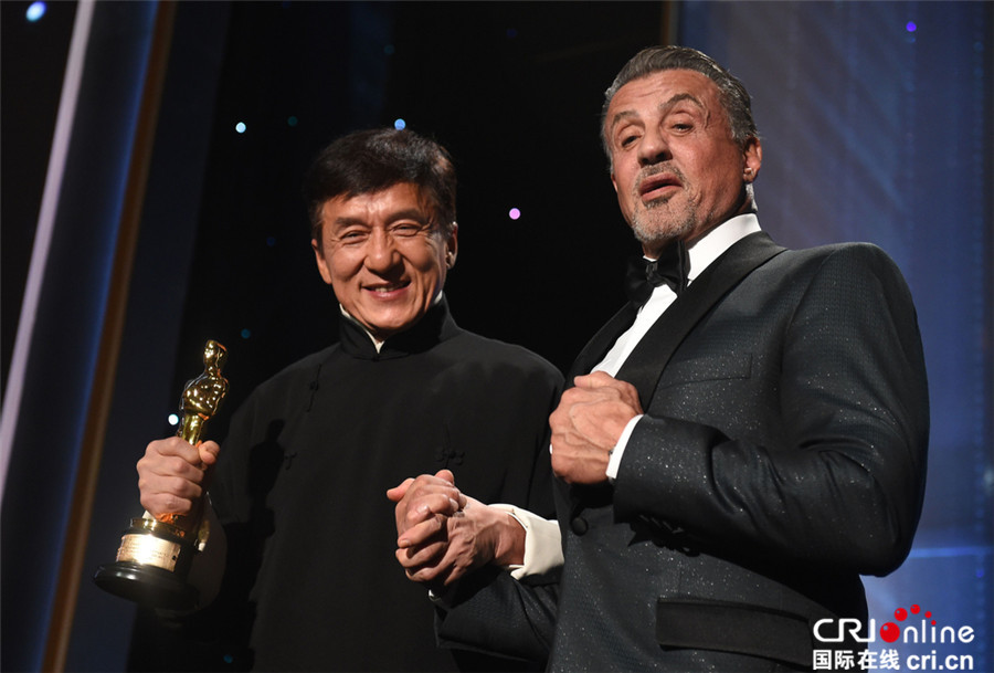 成龙美国领奥斯卡终身成就奖与史泰龙握手