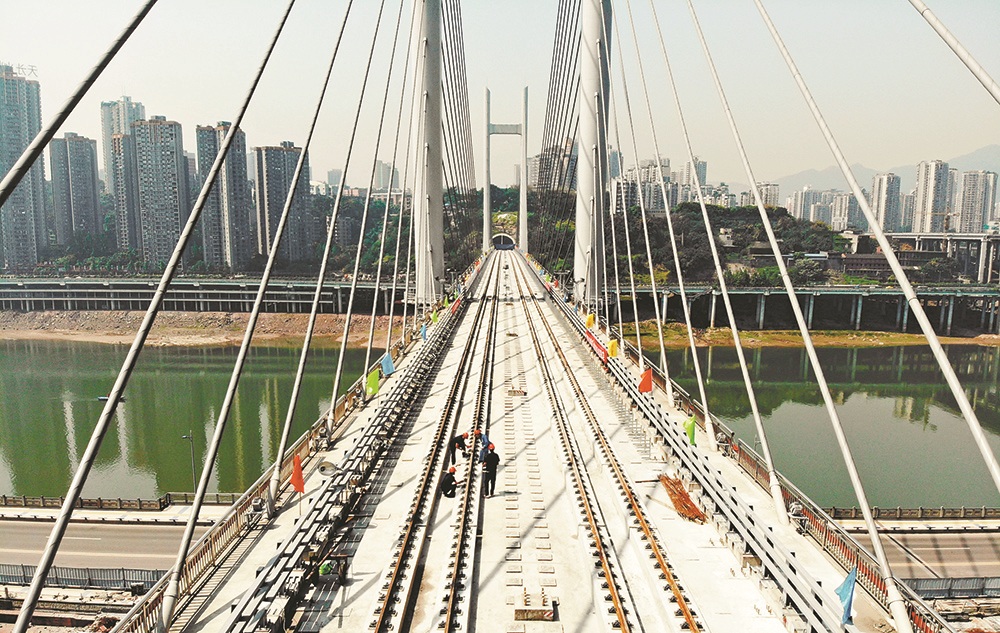 【焦点图】高家花园轨道专用桥轨道铺设完工