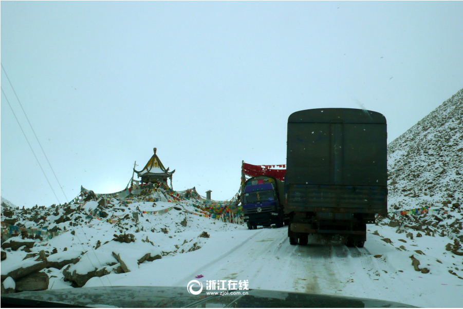甘孜州德格县境内,藏语意为老鹰也飞不过的山峰,这里主峰海拔6168米