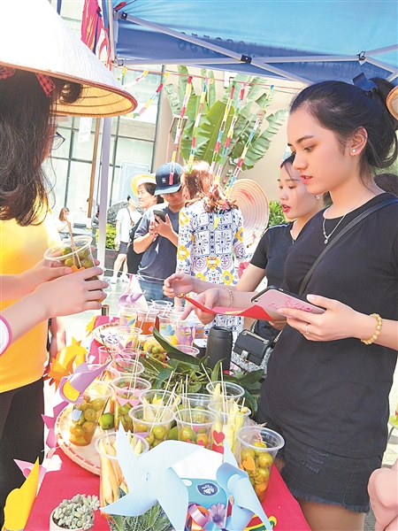 圖片默認標題_fororder_越南水果撈引來眾多食客。