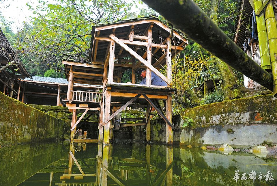 7旬木工自掏腰包 修復百年水碾坊