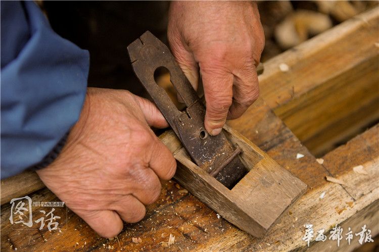 7旬木工自掏腰包 修復百年水碾坊