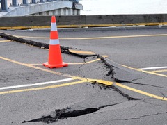 新西兰发生强震 道路出现裂缝触目惊心
