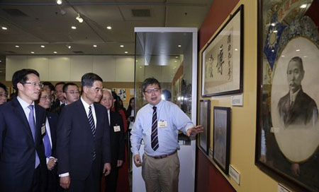 特首梁振英（左二）、中联办主任张晓明（左一）参观展览