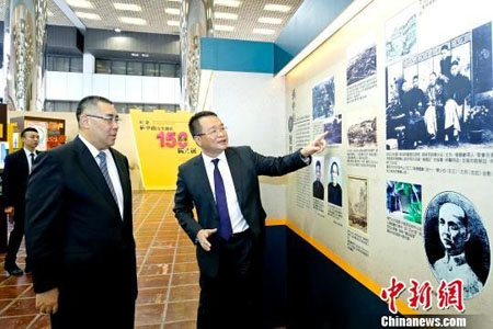 澳门特区行政长官崔世安（左）在新闻局局长陈致平的陪同下参观“纪念孙中山先生诞辰150周年图片展”。