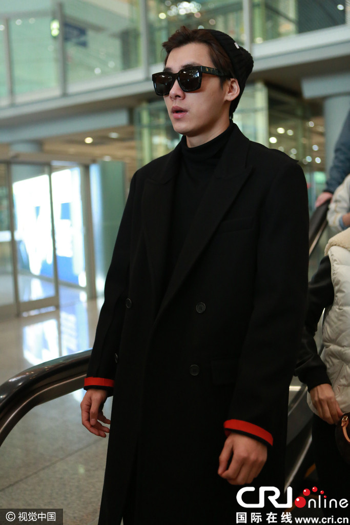 李易峰黑超黑大衣戴潮酷现身机场 获众粉丝簇拥