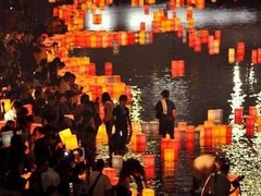 泰国民众悼念已故国王 取消水灯节庆祝活动