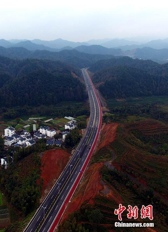 中国最美乡村现自行车赛道 俯瞰宛若长虹 中国最美乡村现自行车赛道 俯瞰宛若长虹