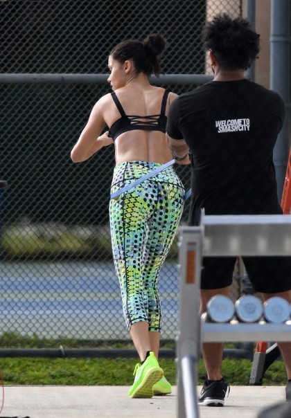 前nba第一娇妻湿身苦训吐舌卖萌大秀翘臀