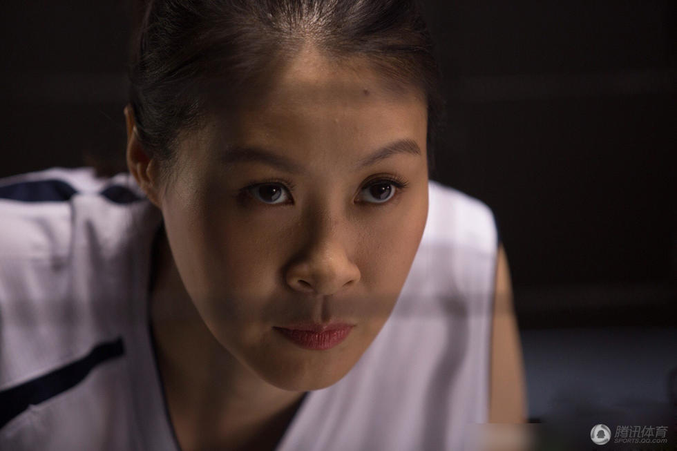 高清：赵蕊蕊重披战袍出镜 称忆当年眼眶湿润