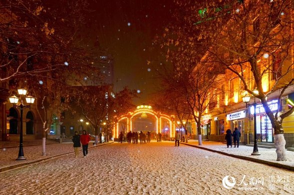 哈尔滨中央大街“醉美”飘雪时