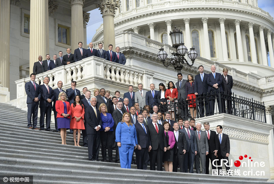 美国新当选议员齐聚国会山拍摄全家福