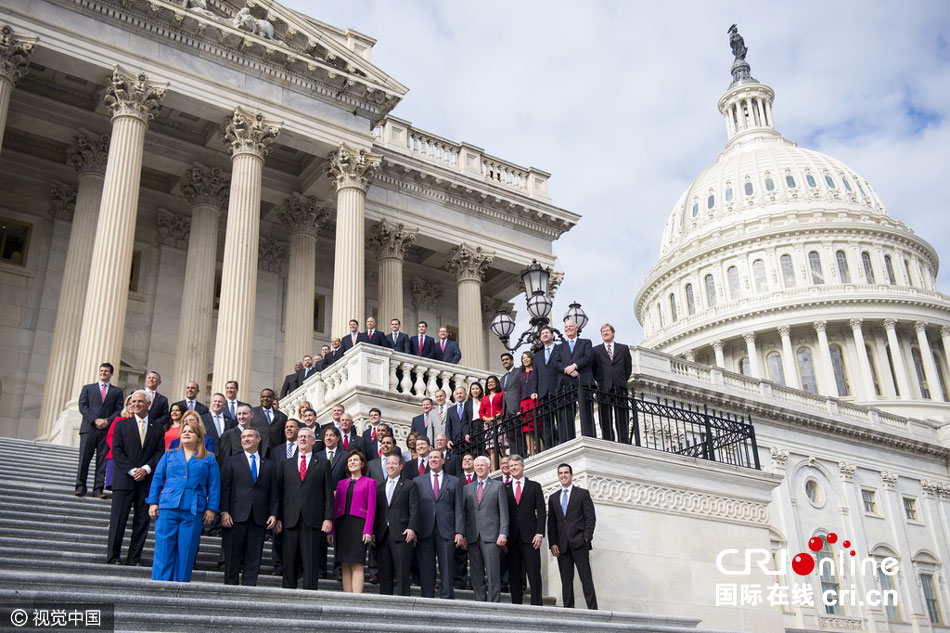 美国新当选议员齐聚国会山拍摄全家福