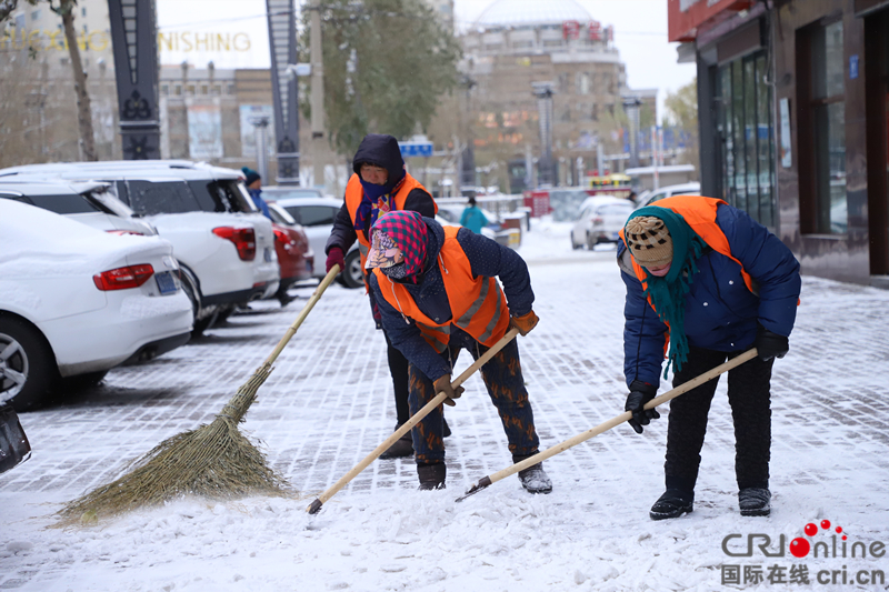 （已修改）【黑龍江】【原創】【圖集】哈爾濱：環衛人員“浴雪奮戰”保暢通 愛心企業“雪中送炭”暖人心
