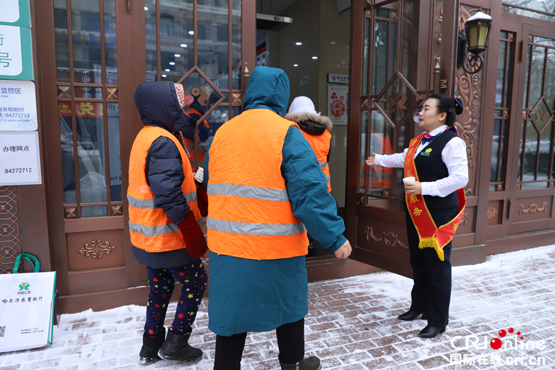 （已修改）【黑龍江】【原創】【圖集】哈爾濱：環衛人員“浴雪奮戰”保暢通 愛心企業“雪中送炭”暖人心