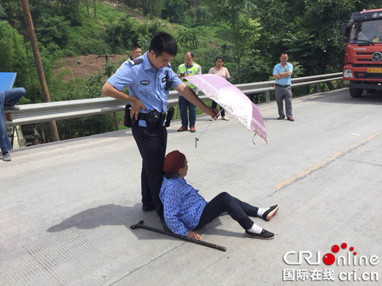 【法制安全】重慶永川暖心民警為受傷老人撐傘遮陽