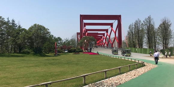 扬州积极打造公园+模式 让市民享受城市中的绿色_fororder_4.公园内铺设的专有跑道与交通桥相连