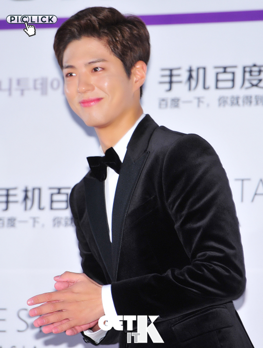 金裕贞亮闪黑裙显成熟美 朴宝剑侧颜杀引尖叫