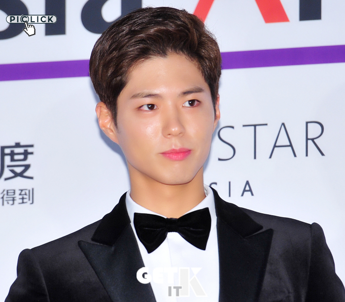 金裕贞亮闪黑裙显成熟美 朴宝剑侧颜杀引尖叫