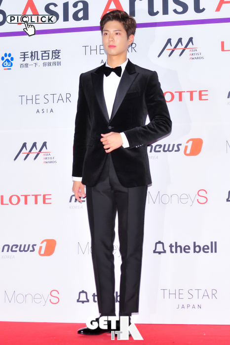 金裕贞亮闪黑裙显成熟美 朴宝剑侧颜杀引尖叫