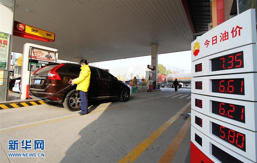 11月15日,河北省邯郸市邯山区一家加油站的工作人员为车辆加油