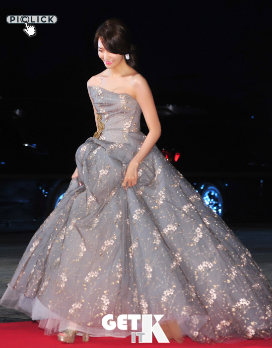 少女时代允儿优雅的礼服装扮吸引眼球