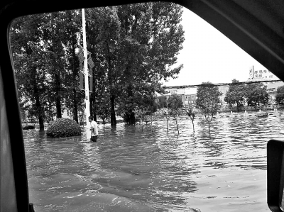 【河南在线-文字列表】郑州局部出现大暴雨 积水点：主城减少 外围增