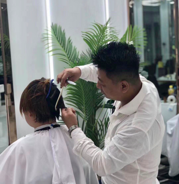 沧州理发师年入百万，抖音上“换头”引全国顾客排队打卡