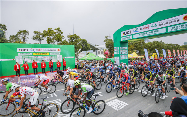 2019环福州·永泰国际公路自行车赛第二赛段琅岐绕圈赛结束争夺