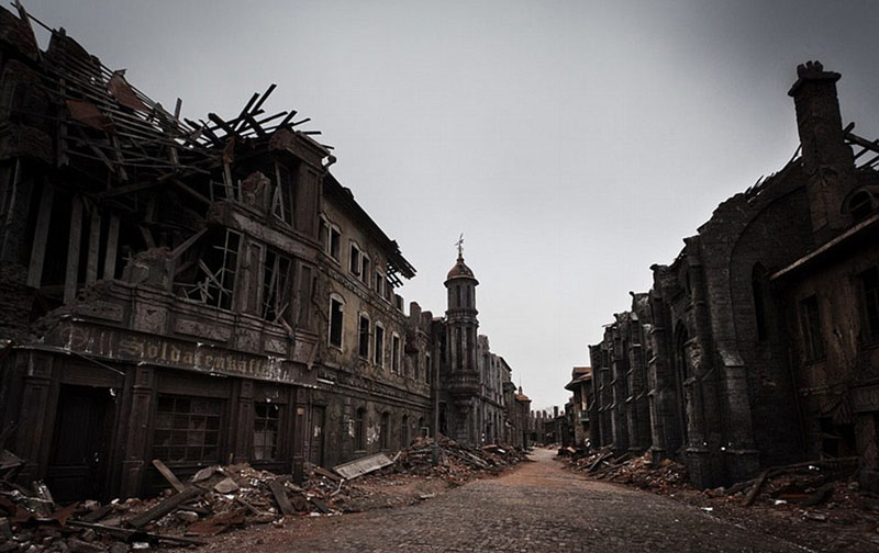 俄电影制片厂真实还原遭二战破坏小镇(组图)