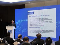 吉奥瓦尼·佩特鲁泽拉做主旨发言