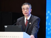 中国互联网金融协会会长李东荣发表主旨演讲