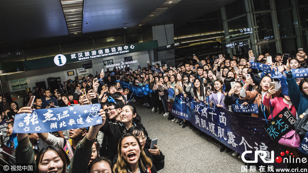 粉丝人山人海霸占机场 张杰获保镖保安齐开道