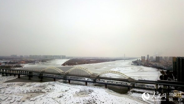 黑龍江省大江大河陸續封凍 松花江哈爾濱段較常年提前8天