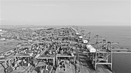 图片默认标题_fororder_钦州保税港区现代化的码头作业区和集装箱堆场。