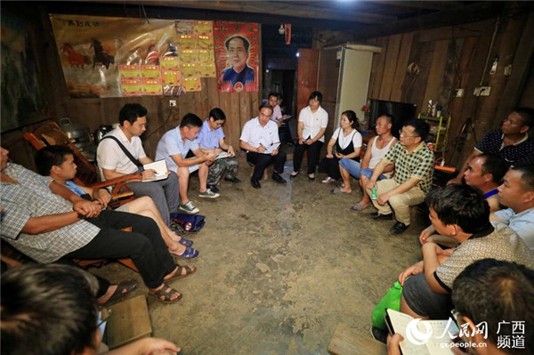 图片默认标题_fororder_县领导与贫困群众、驻村工作队员一起“夜谈”（谭凯兴 摄）