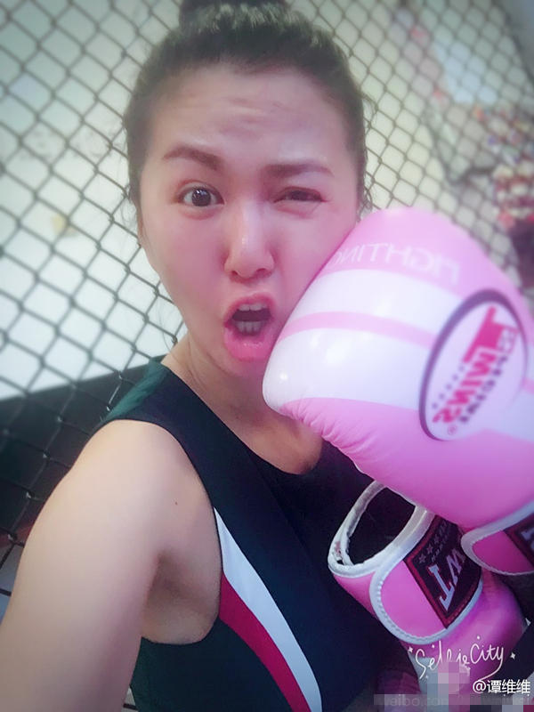 谭维维超man练拳击 大花臂纹身抢眼