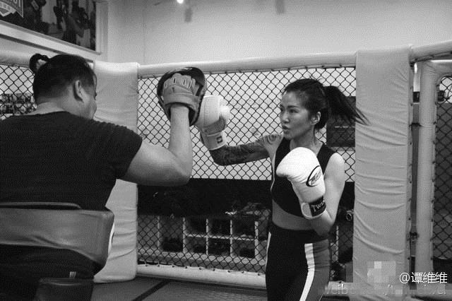 谭维维超man练拳击 大花臂纹身抢眼