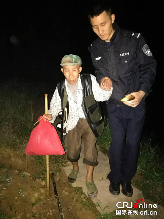 【法制安全】患眼疾的老人夜間迷路 暖心民警手牽手送其回家