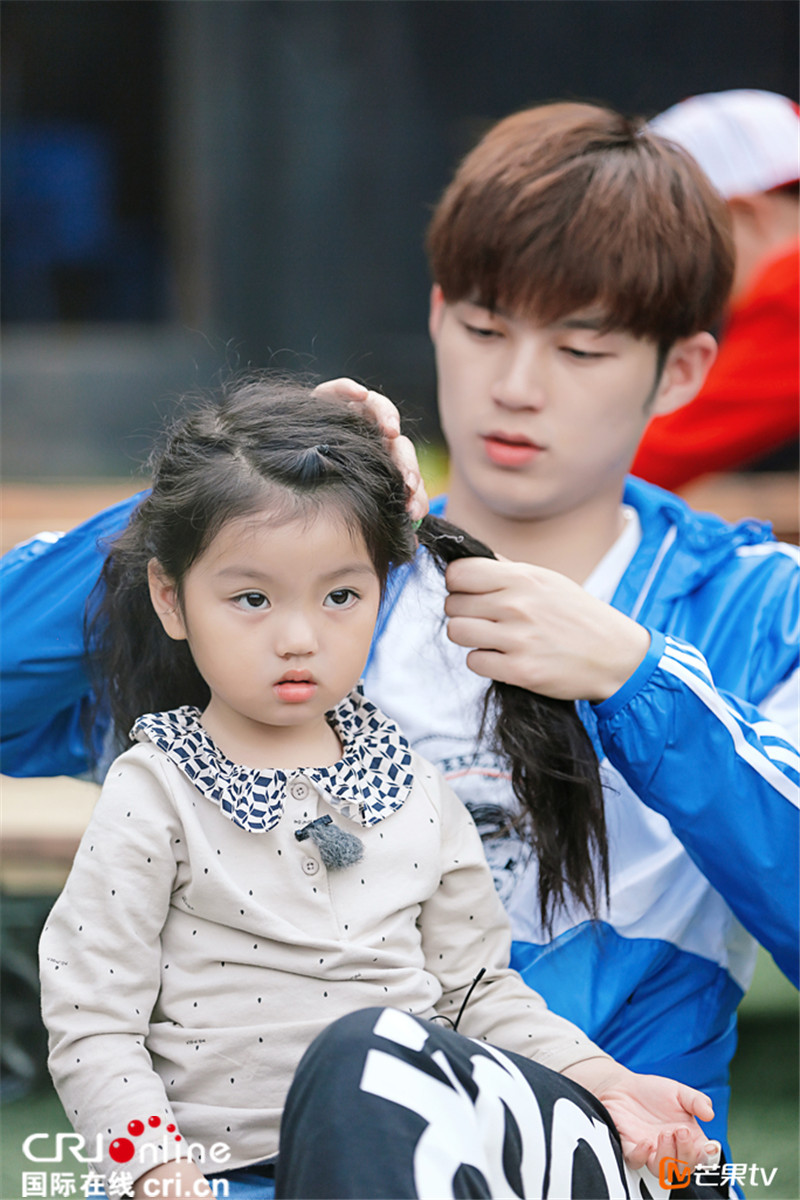 董力回应争议:懂得把握分寸 尊重阿拉蕾隐私