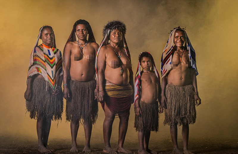 印尼达尼部落男性不穿内裤 着装独特