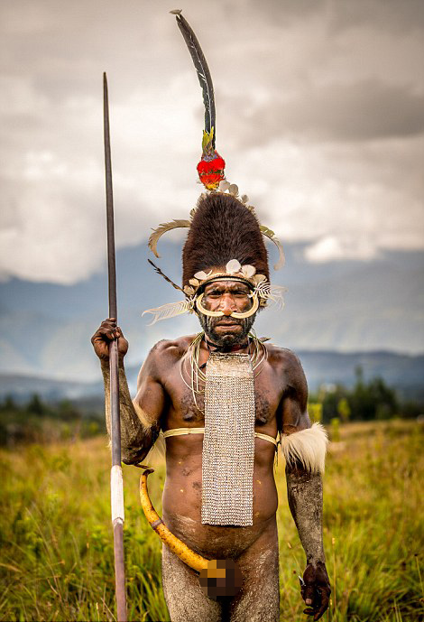 印尼达尼部落男性不穿内裤 着装独特