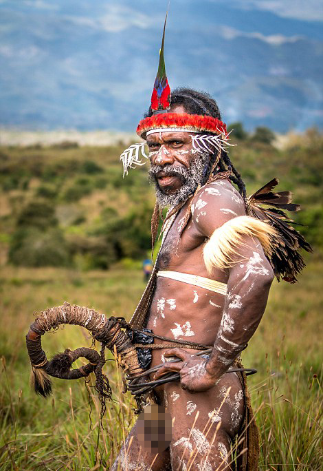 印尼达尼部落男性不穿内裤 着装独特