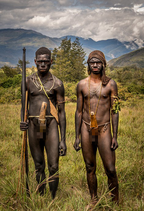 印尼达尼部落男性不穿内裤 着装独特